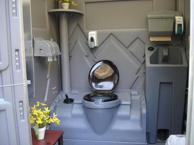 Czy toaleta przenośna może zastąpić szambo na działce?